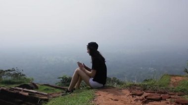 Kız Vadisi'nde telefonda konuşuyor