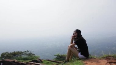 turist telefonda konuşuyor