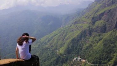 Kız valley adlı bir ayında en yüksek görünüyor.
