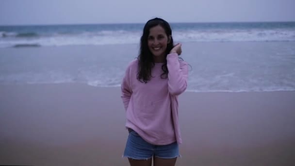 Dívka na oceánu v oblačné počasí — Stock video