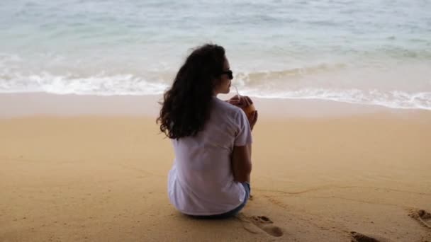 Dziewczyna napojów koktajl na plaży — Wideo stockowe