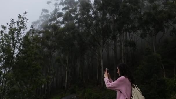 Chica toma una foto de los bosques — Vídeos de Stock