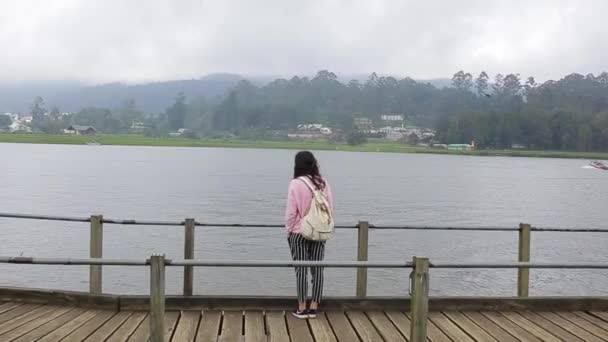 Mädchen mit Rucksack am See — Stockvideo