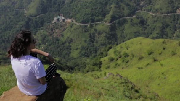 Ragazza guarda la valle da una cima — Video Stock