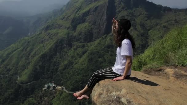 La fille est assise sur un bord — Video