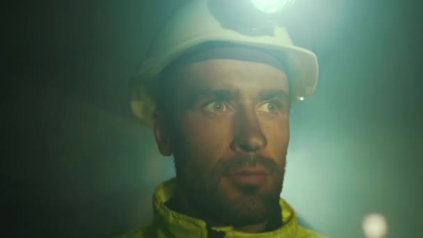 鉱山労働者の顔を見て — ストック動画
