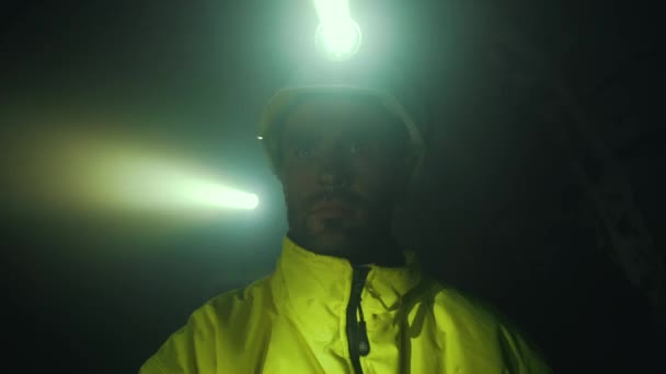 Bademeister im Helm mit Taschenlampe — Stockvideo
