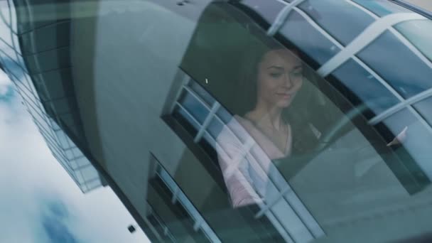 Κορίτσι χρησιμοποιεί ένα μενού αυτοκινήτου — Αρχείο Βίντεο