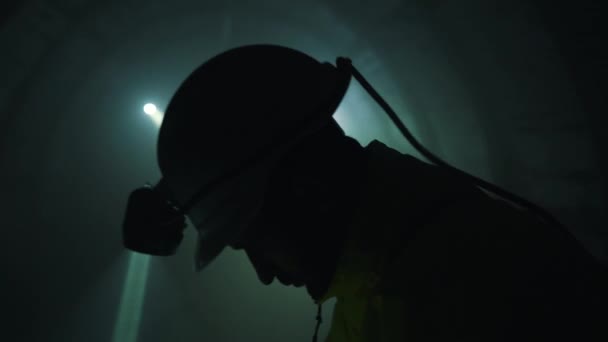 Minero trabaja con un taladro — Vídeos de Stock