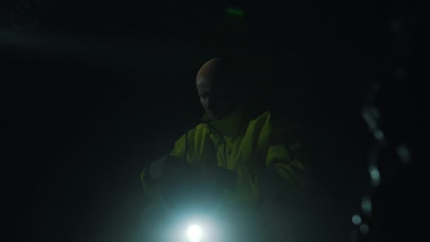 Miner puts on a helmet with a flashlight — Stockvideo