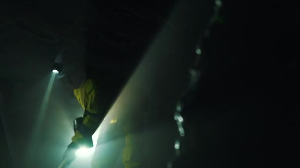 Шахтер работает с лопатой в шахте — стоковое видео