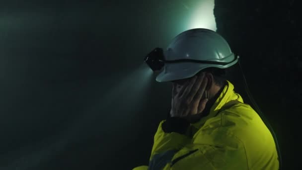 Um mineiro cansado está descansando — Vídeo de Stock