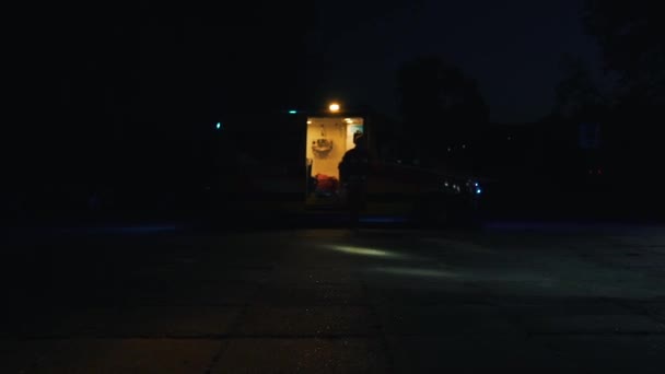 Рятувальники завантажують людину в машину швидкої допомоги — стокове відео