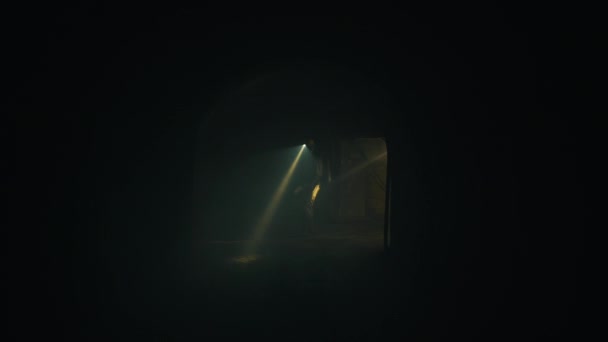 Les sauveteurs vont dans une mine sombre — Video
