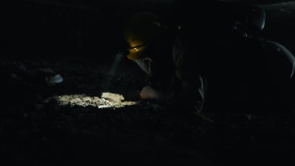 Bombero lucha en el suelo — Vídeos de Stock