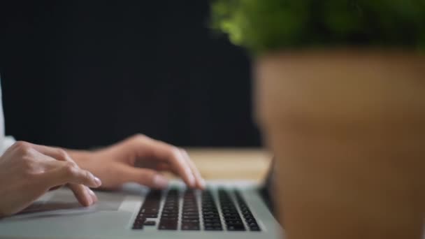 Vrouw werken op laptop close-up — Stockvideo