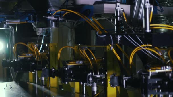 Работа роботов на производственной линии — стоковое видео
