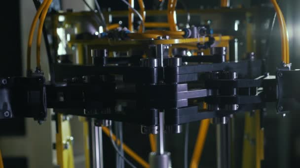 Robotów taśmowych produkcji zbliżenie — Wideo stockowe