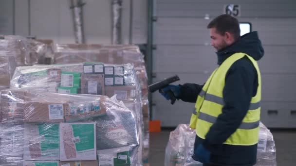 Travailleur analyse les marchandises en stock — Video