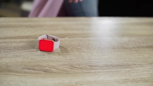 montre intelligente sur la table avec infographie 