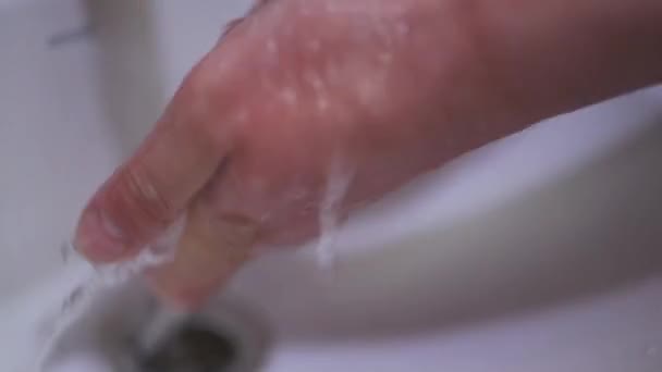 Muž si myje ruce před dezinfekcí — Stock video