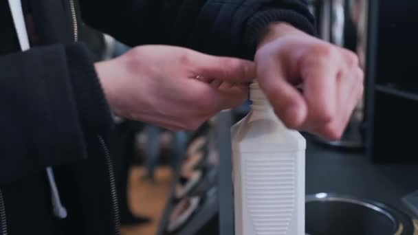 Menggunakan dispenser dengan sanitizer close-up — Stok Video
