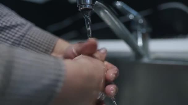 Lavarse las manos bajo el grifo — Vídeos de Stock