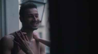 Paris 'te sevgili bir çift.