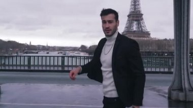 Eyfel kulesinde yürüyen şık bir adam