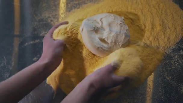 Кухар робить тісто для піци крупним планом — стокове відео