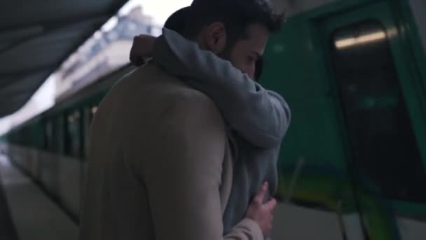 Jovem casal abraçando na plataforma — Vídeo de Stock