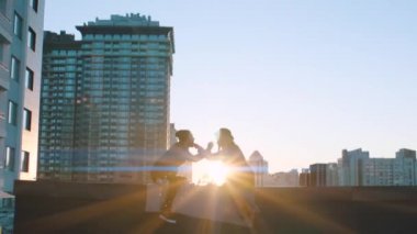 Çiftler yüksek binaların çatısında suşi yerler.