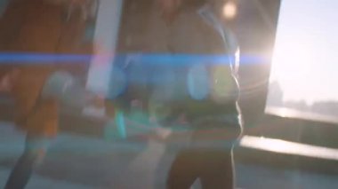 Çatıda bir kızla dans eden adam.