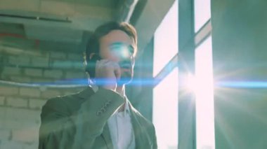 Yapım aşamasındaki bir nesnede iş adamı