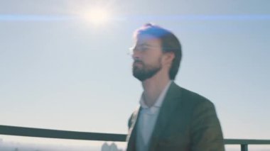 Başarılı bir yönetici bir gökdelenin çatısında yürüyor