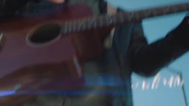 Rock müzisyeni açık havada konser veriyor.