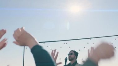 Bir gökdelenin çatısında konser