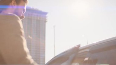 İş adamı arabada oturur.