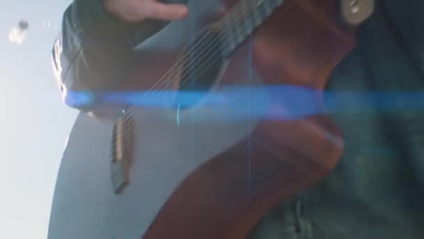 Zenész játszik koncert a szabadban — Stock videók