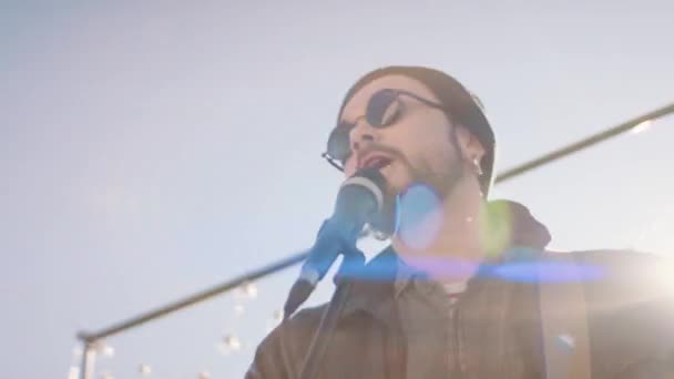 Musicien rock joue un concert en plein air — Video