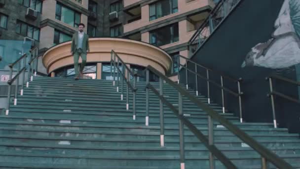 Менеджер спускается по лестнице на улицу — стоковое видео