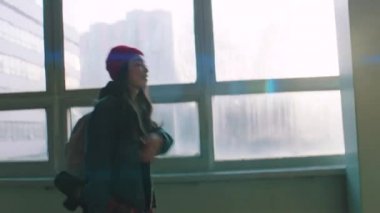 Kız üniversitede kaykayla geziyor.