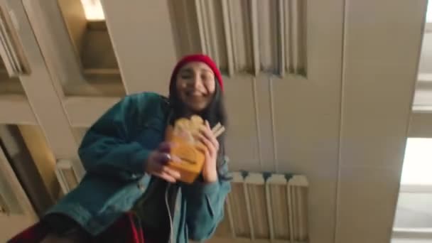 Dziewczyna jedzenie makaron i taniec — Wideo stockowe