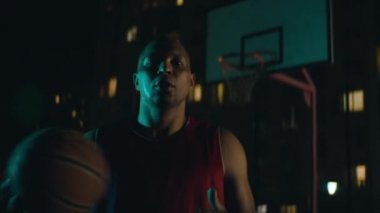 Basketbolcu şehir merkezinde top çeviriyor.