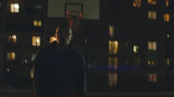 Парень играет в уличный баскетбол — стоковое видео