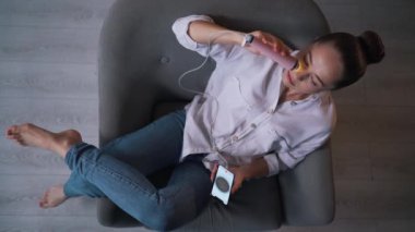 Kız mobil uygulamalı gözenek süpürgesi kullanıyor