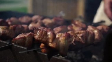 Et ızgarada kızarıyor.