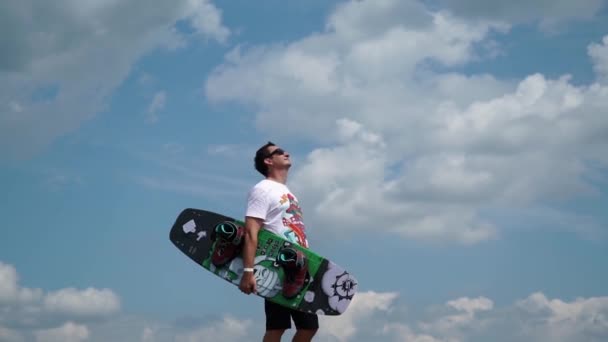 Guy is standing with wake board — Stock Video