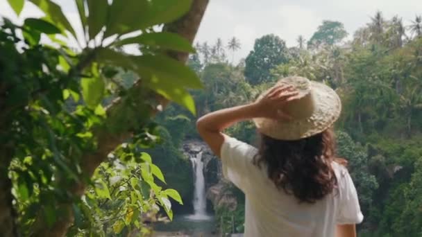 Mädchen mit Hut am Wasserfall — Stockvideo