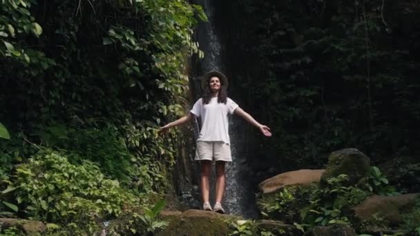 Girl meditates at the waterfall — Stock Video